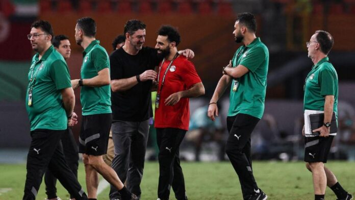 Rui Vitória e Mohamed Salah após o apuramento do Egito para os oitavos da CAN (FRANCK FIFE/AFP via Getty Images)