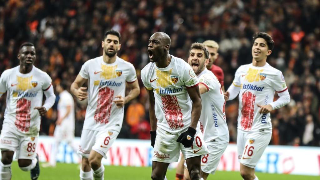1024-96 Aylton Boa Morte festeja golo do Kayserispor ante o Galatasaray (Foto: Kayserispor)
