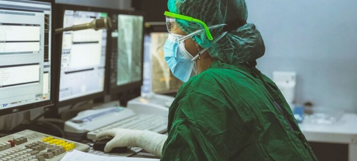 Uma enfermeira trabalha em uma sala de controle de laboratório de cateterismo em Kota Makassar, Indonésia