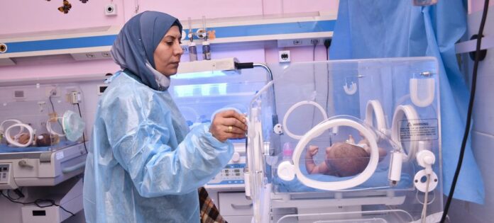 Uma enfermeira examina um recém-nascido na unidade de terapia intensiva neonatal de um hospital na zona rural de Damasco, na Síria (arquivo)