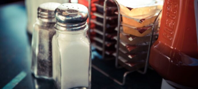 O sódio, um nutriente essencial, aumenta o risco de doenças cardíacas, derrames e morte prematura quando consumido em excesso