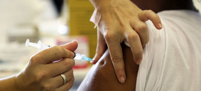 A vacina contra o papilomavírus humano (HPV) é administrada a uma jovem em São Paulo, Brasil A vacina contra o papilomavírus humano (HPV) é administrada a uma jovem em São Paulo, Brasil