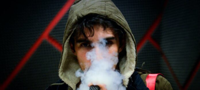 Muitos países têm visto níveis alarmantes de uso de cigarros eletrônicos entre adolescentes Muitos países têm visto níveis alarmantes de uso de cigarros eletrônicos entre adolescentes