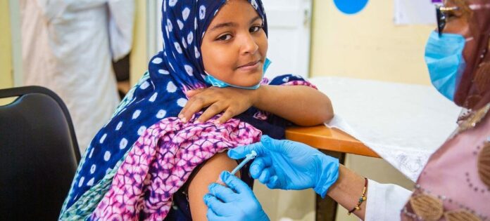 Uma jovem recebe uma das primeiras doses da vacina contra o papilomavírus humano (HPV) na Mauritânia