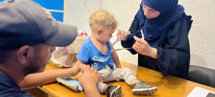 Apesar dos constantes desafios, a UNRWA abriu quatro clínicas de saúde temporárias em Gaza, com suas equipes médicas realizando milhares de consultas todos os dias. Apesar dos constantes desafios, a UNRWA abriu quatro clínicas de saúde temporárias em Gaza, com suas equipes médicas realizando milhares de consultas todos os dias.